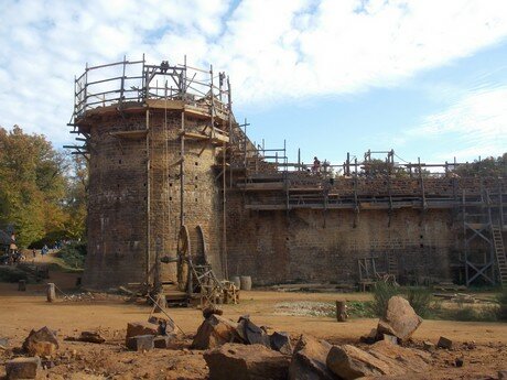 alentours du camping Etang de_la Fougeraie enBourgogne Franche Comté : Château de Guedelon