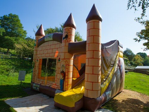 Camping Fougeraie (Nièvre,Morvan) : Château gonflable géant