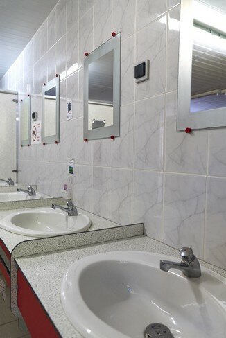 Sanitaires Camping Fougeraie espace lavabos