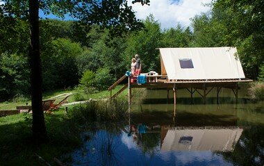 Glamping en France - Hebergement insolite - tente sur pilotis - camping fougeraie MorvanBourgogne Franche Comté Nievre